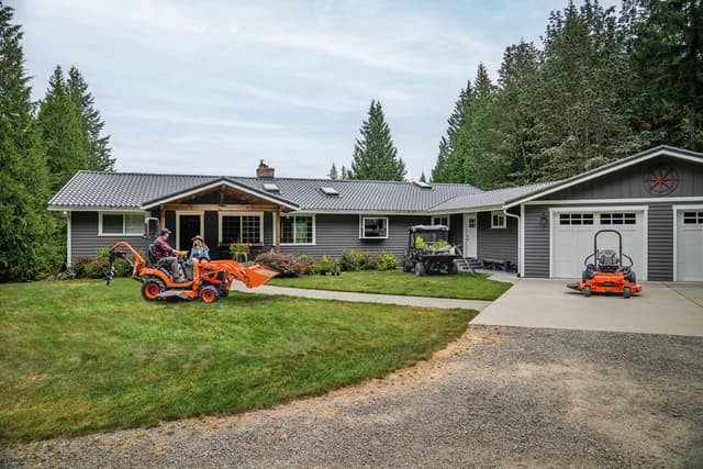Z422_BX2380_RTV-XG850_WA22_KUB_056_mw1_cmyk What Size Kubota Tractor Do I Need?